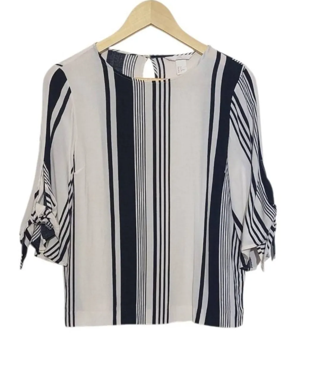 Blusa a rayas verticales en blanco y negro, con mangas 3/4 con detalle de lazo. Perfecta para un look casual chic. blusa h&m. talle 34. algodon.
largo 57. axila 45. hombros 37. mangas 3/4.