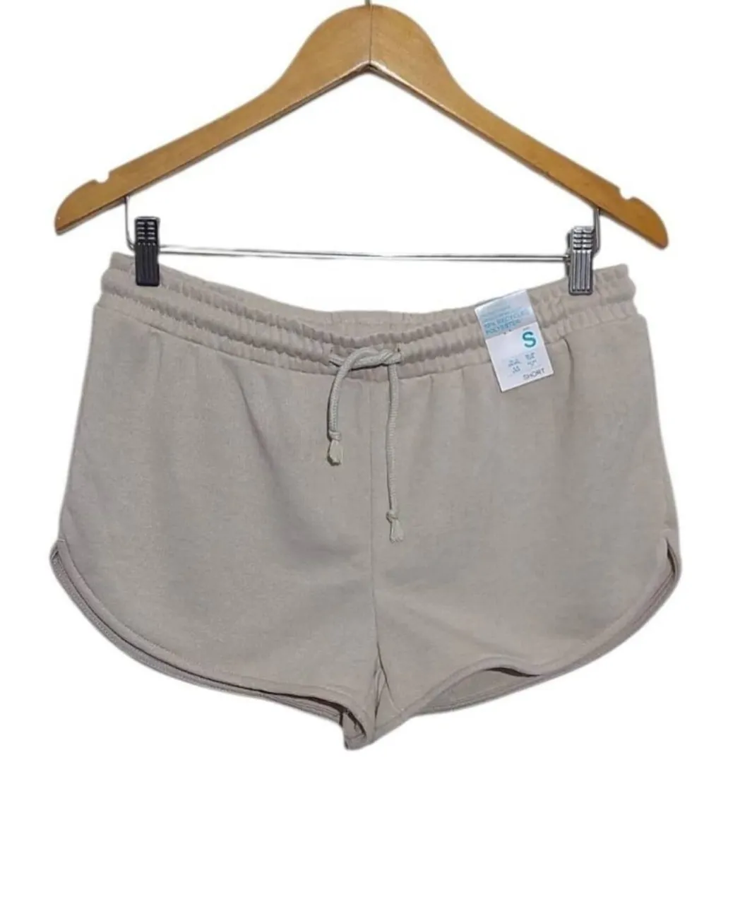 Shorts de algodón súper cómodos, ideales para estar en casa o para un look relajado. Tienen cintura elastizada con cordón ajustable y un corte moderno. sport primark. talle s. nuevo. poliester reciclado. 
largo 27. cintura 40.  cadera 48. tiro 25,5