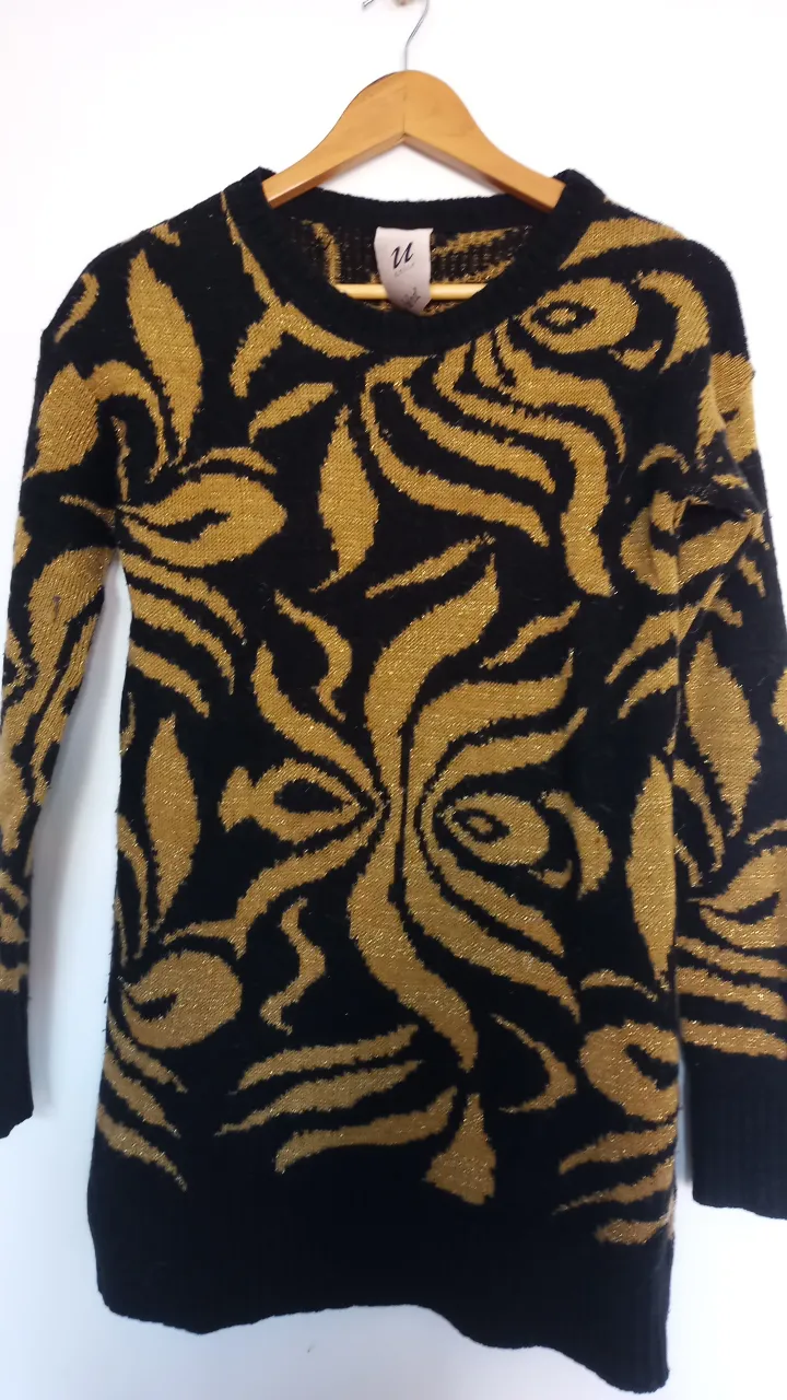 Sweater largo de mujer, negro con diseño floral dorado. Ideal para un look elegante y abrigado.