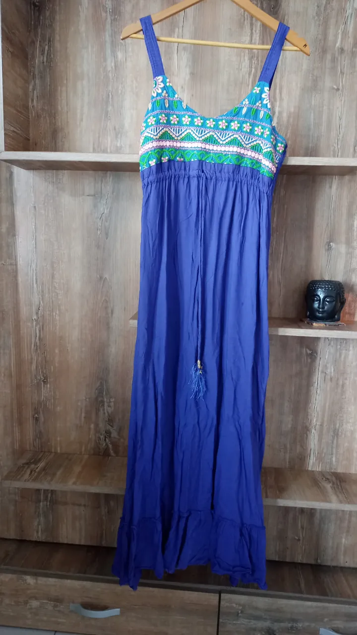 Vestido largo de mujer, estilo boho, con corpiño bordado en tonos turquesa, rosa y verde. Falda fluida en color azul. Ideal para el verano.