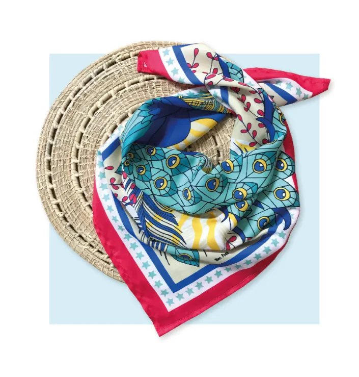 Pañuelo cuadrado de seda con estampado de pavo real. Ideal para usar en el cuello, la cabeza o como accesorio para tu cartera. Diseño vibrante y elegante. MOTIVO DISPONIBLE EN LA PRIMER Y  ÚLTIMA FOTO