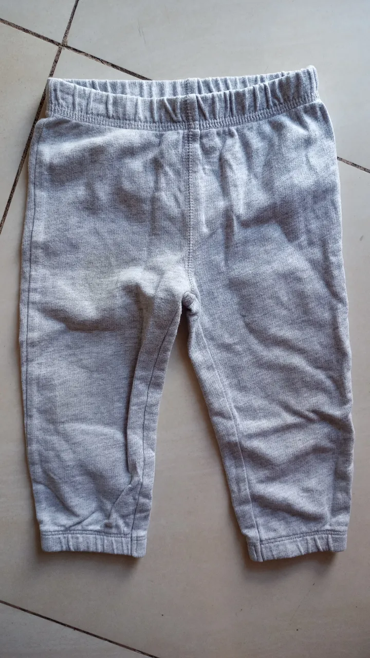 Pantalón de bebé gris, de algodón, ideal para el día a día. Talle 12 meses.