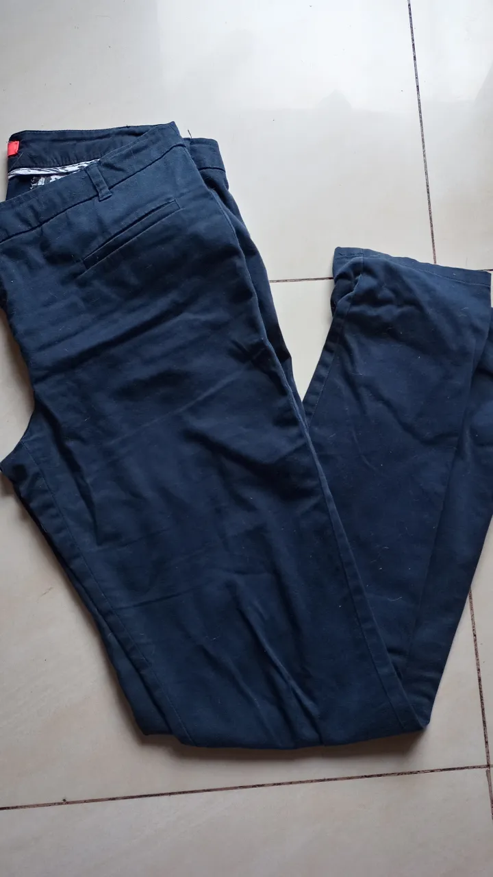 Pantalón chino de hombre, color azul marino, de la marca Love Mango Basic. Talle 38 EUR, 6 USA y 6 MEX. Ideal para un look casual o de trabajo.