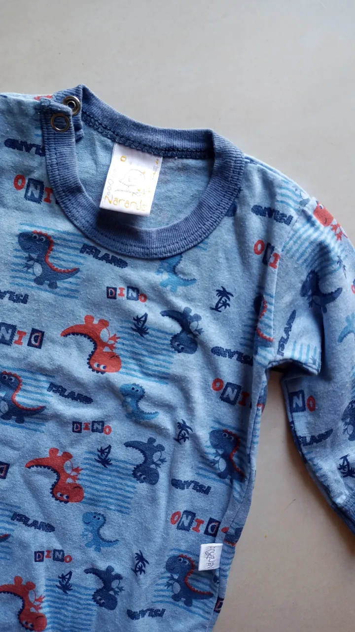 Body de bebé manga larga con estampado de dinosaurios. Ideal para mantener a tu pequeño abrigado y cómodo. Perfecto para el día a día.