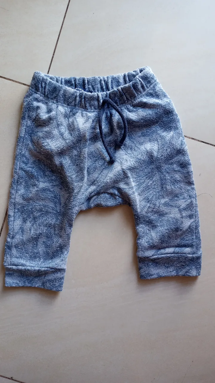 Pantalón de bebé, estilo babucha, de tela suave y cómoda. Ideal para el día a día.