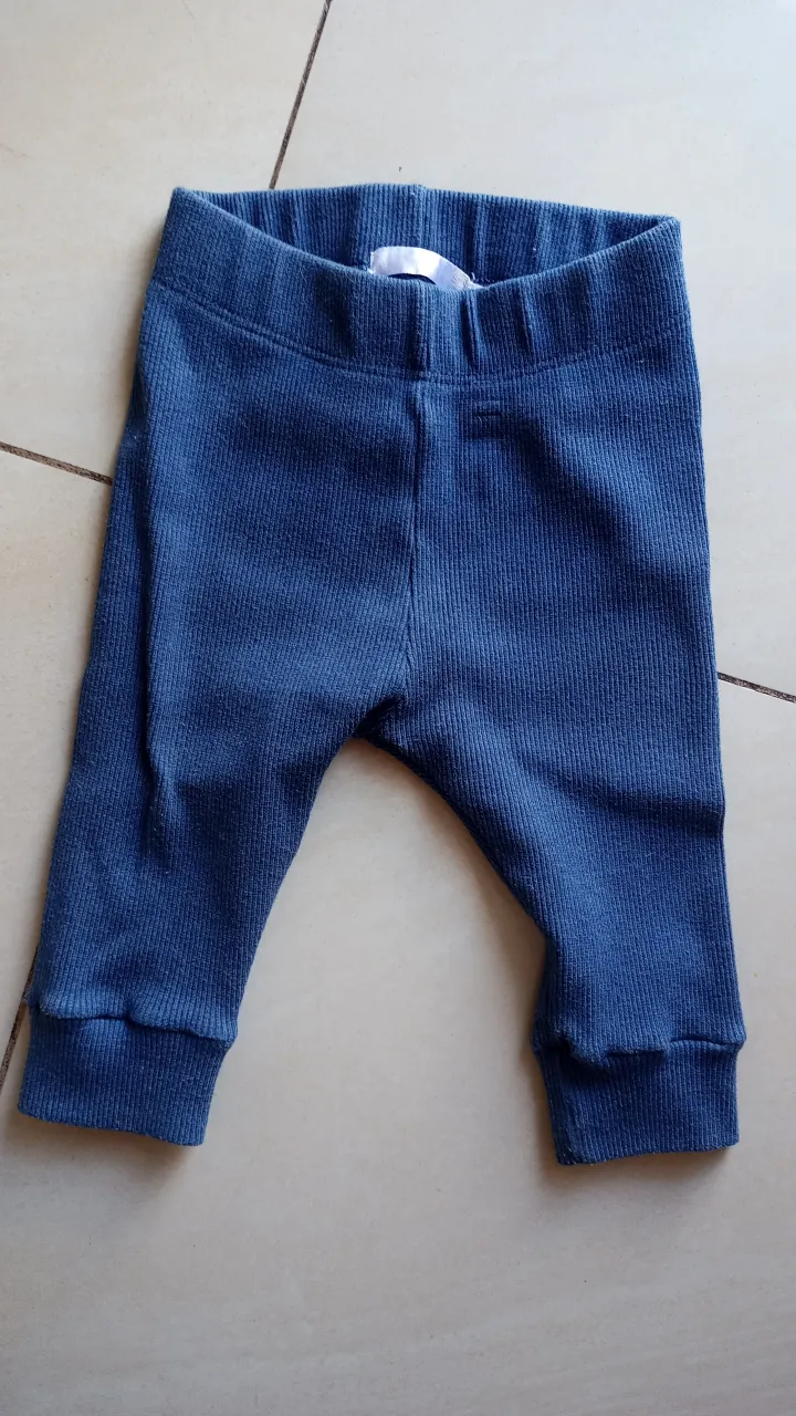 Pantalón de bebé, de tejido de punto acanalado, color azul. Ideal para mantener a tu bebé cómodo y abrigado.