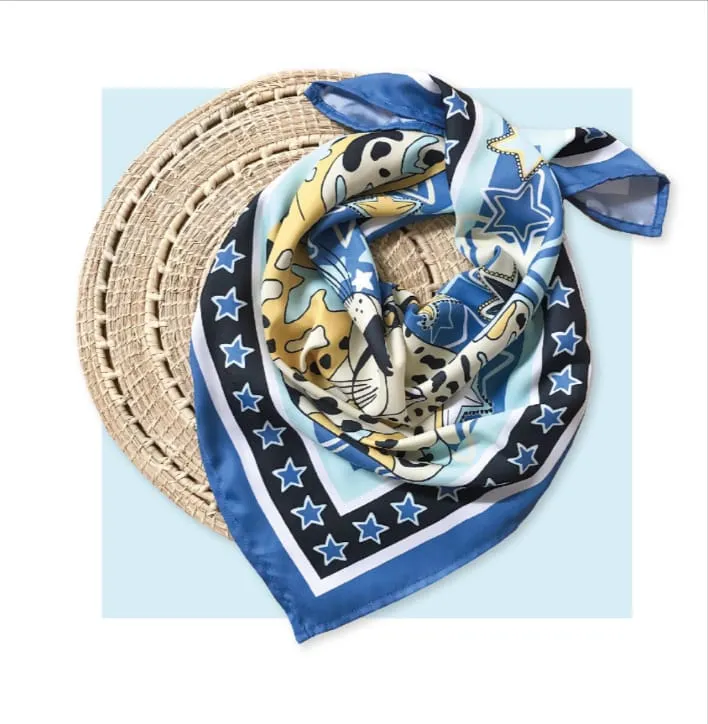 Pañuelo cuadrado de seda con estampado de animales y estrellas en tonos azules y amarillos. Ideal para usar en la cabeza, cuello o como accesorio de moda. MOTIVO DISPOBIBLE EN LA PRIMER Y ÚLTIMA FOTO