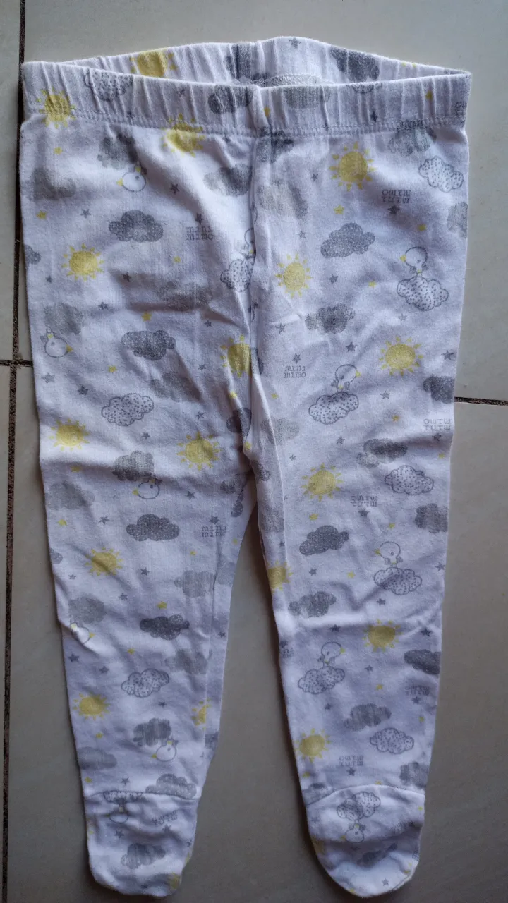 Pantalón de bebé con estampado de nubes, soles y patitos. Talle M, ideal para un look cómodo y divertido.