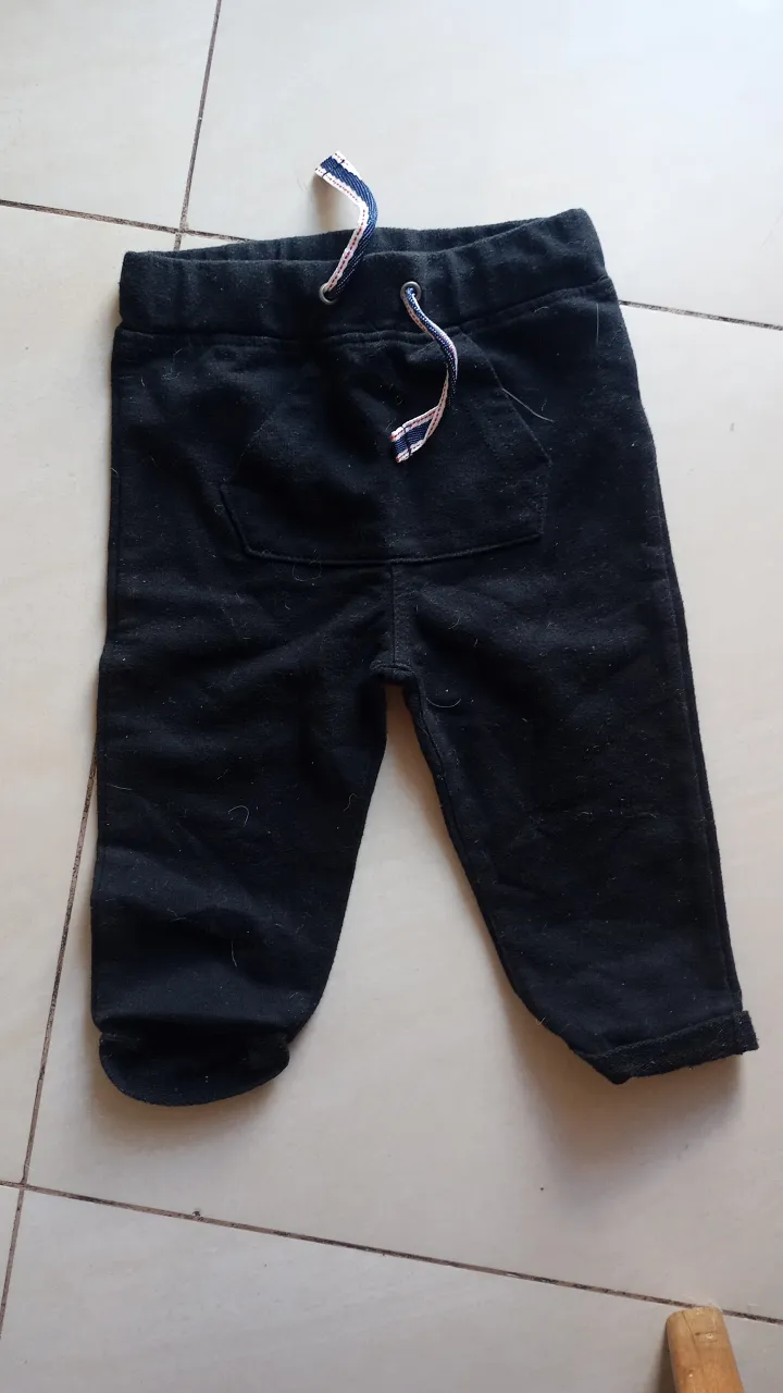 Pantalón de jogging negro para niño, con cintura elastizada y cordón. Bolsillo delantero. Ideal para el día a día.