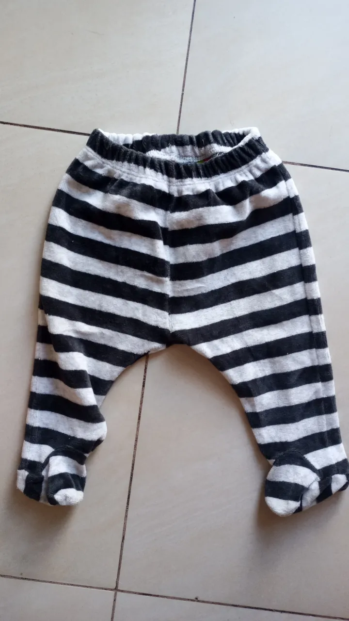 Pantalón de bebé a rayas blanco y negro, con pie. Ideal para mantener a tu bebé cómodo y abrigado.