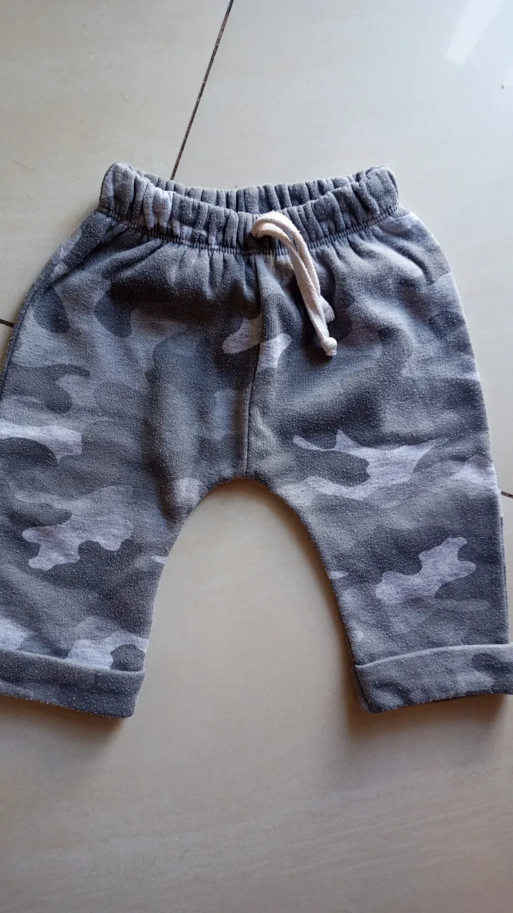 Pantalón de bebé con estampado de camuflaje en tonos grises. Ideal para un look casual y cómodo.
