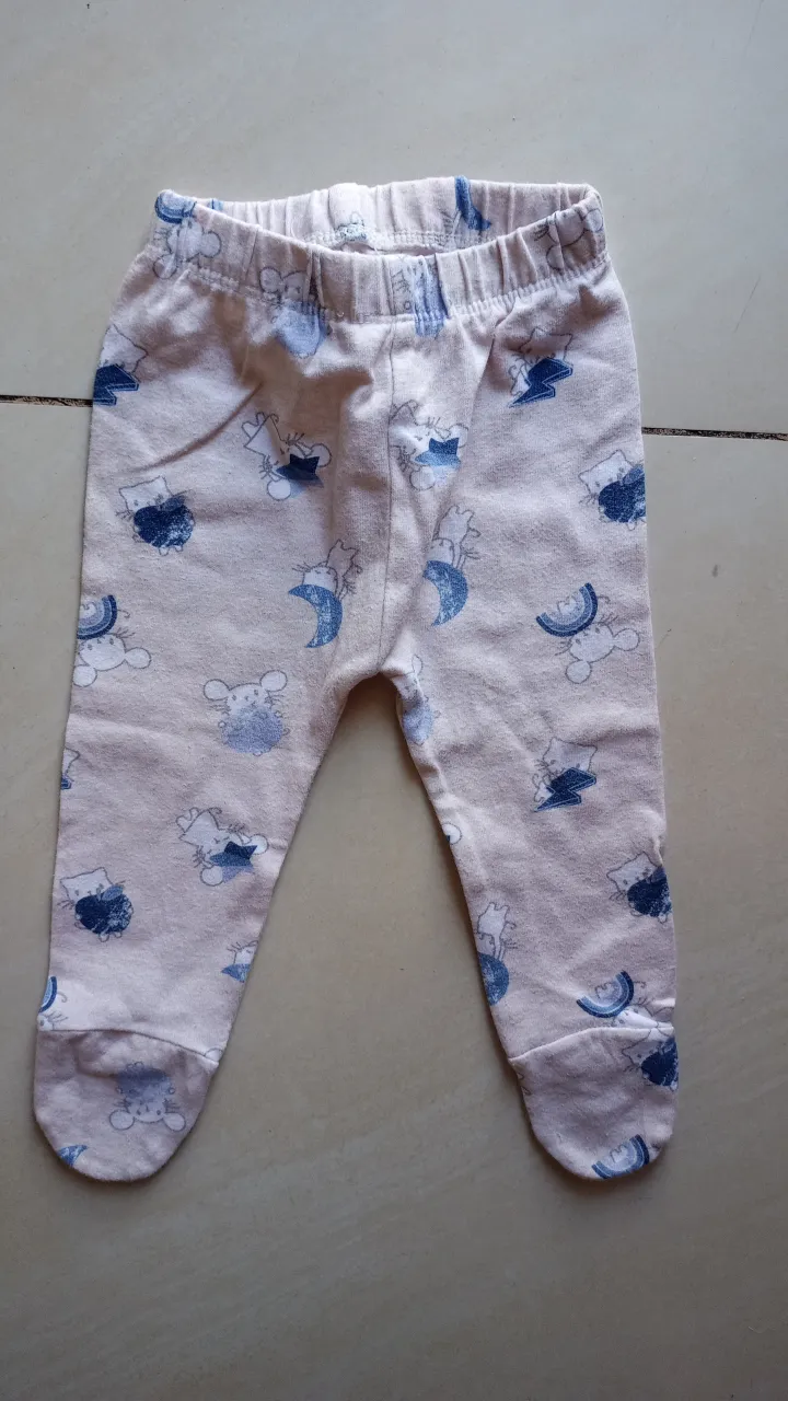 Pantalón de bebé con estampado de animalitos y lunas. Ideal para recién nacidos y bebés de hasta 6 meses. Cómodo y suave para el día a día.