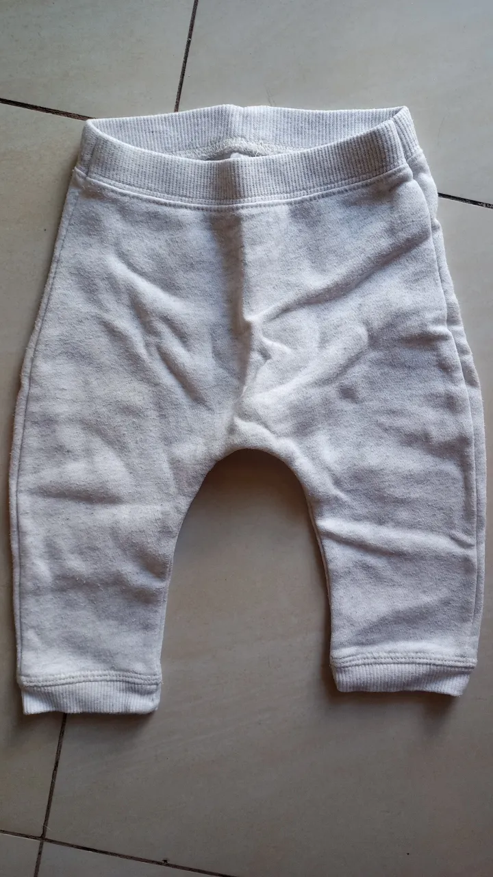 Pantalón de bebé, de color gris claro, de la marca H&M. Ideal para el día a día, cómodo y suave.