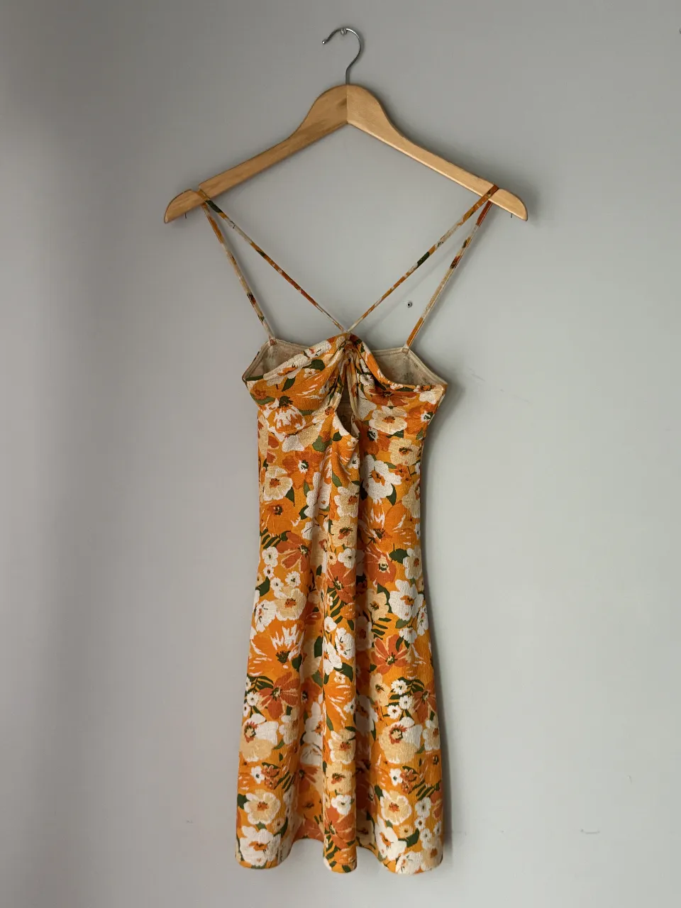 Vestido corto estampado floral, ideal para el verano. Posee breteles finos cruzados en la parte delantera