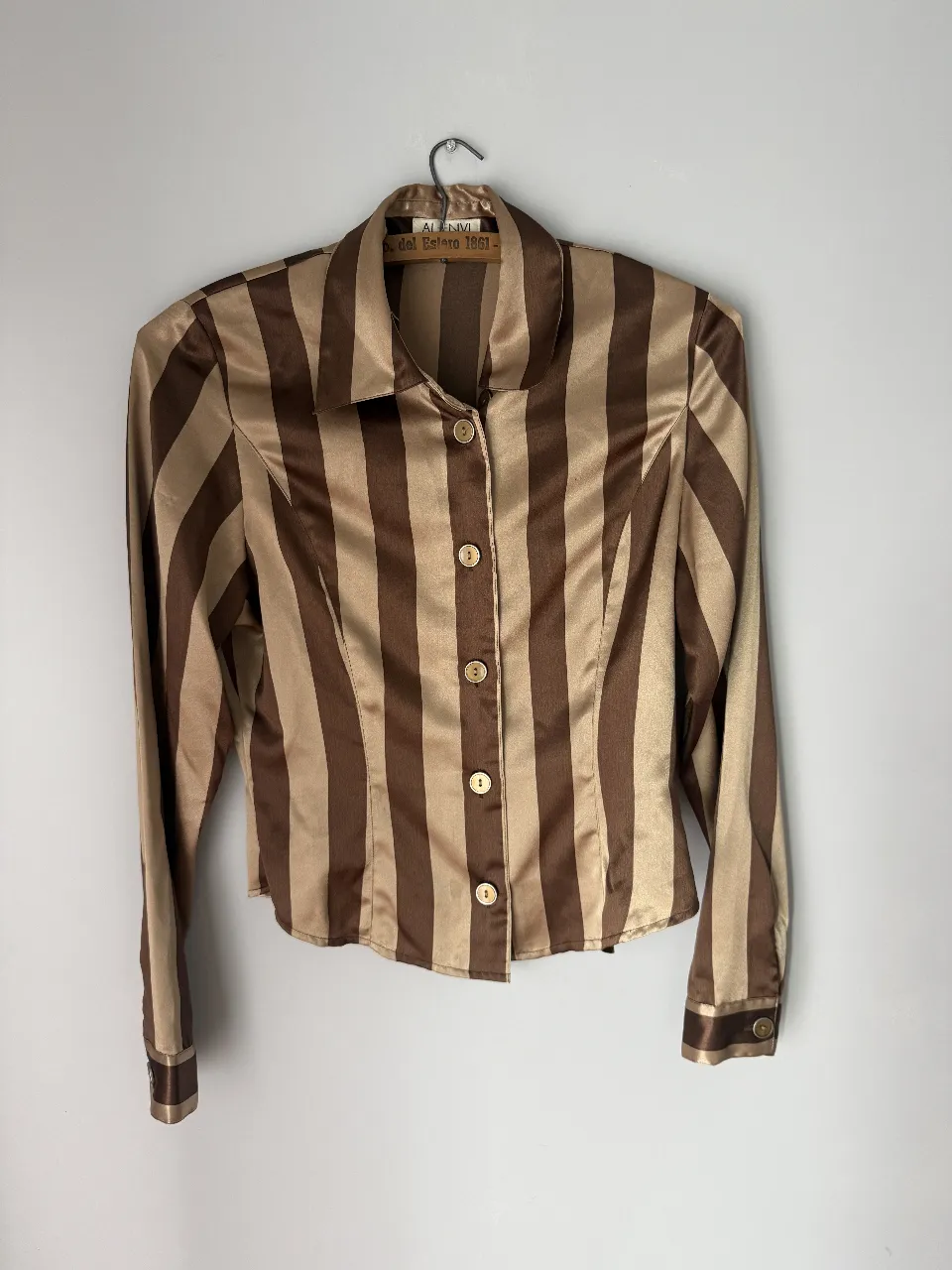 Camisa de seda con rayas verticales en tonos marrones y dorados.
