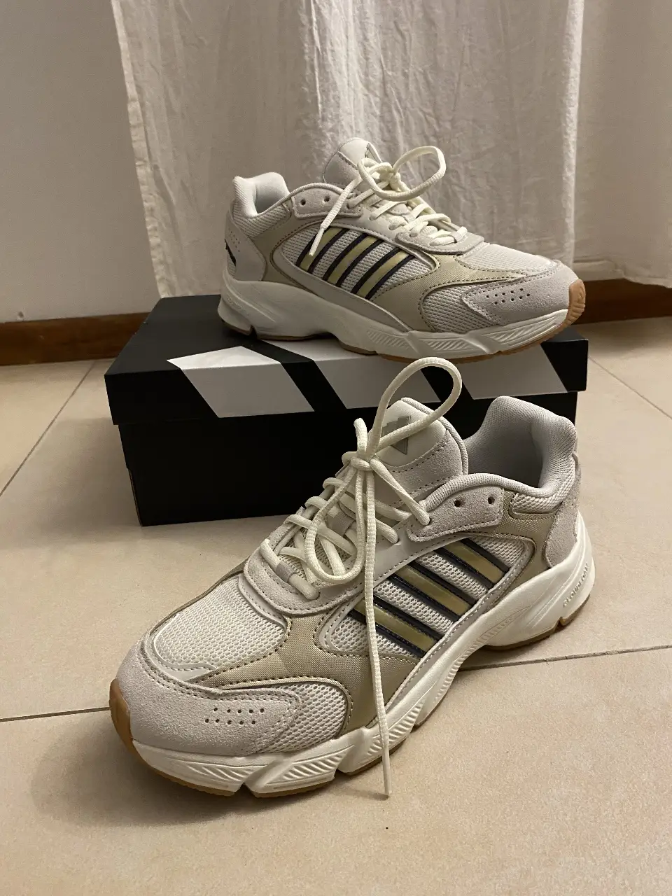 Zapatillas Adidas Crazychaos  con detalles dorados y las icónicas tres tiras. Ideales para un look casual y cómodo. Talle 39 1/2. Tiene dos usos