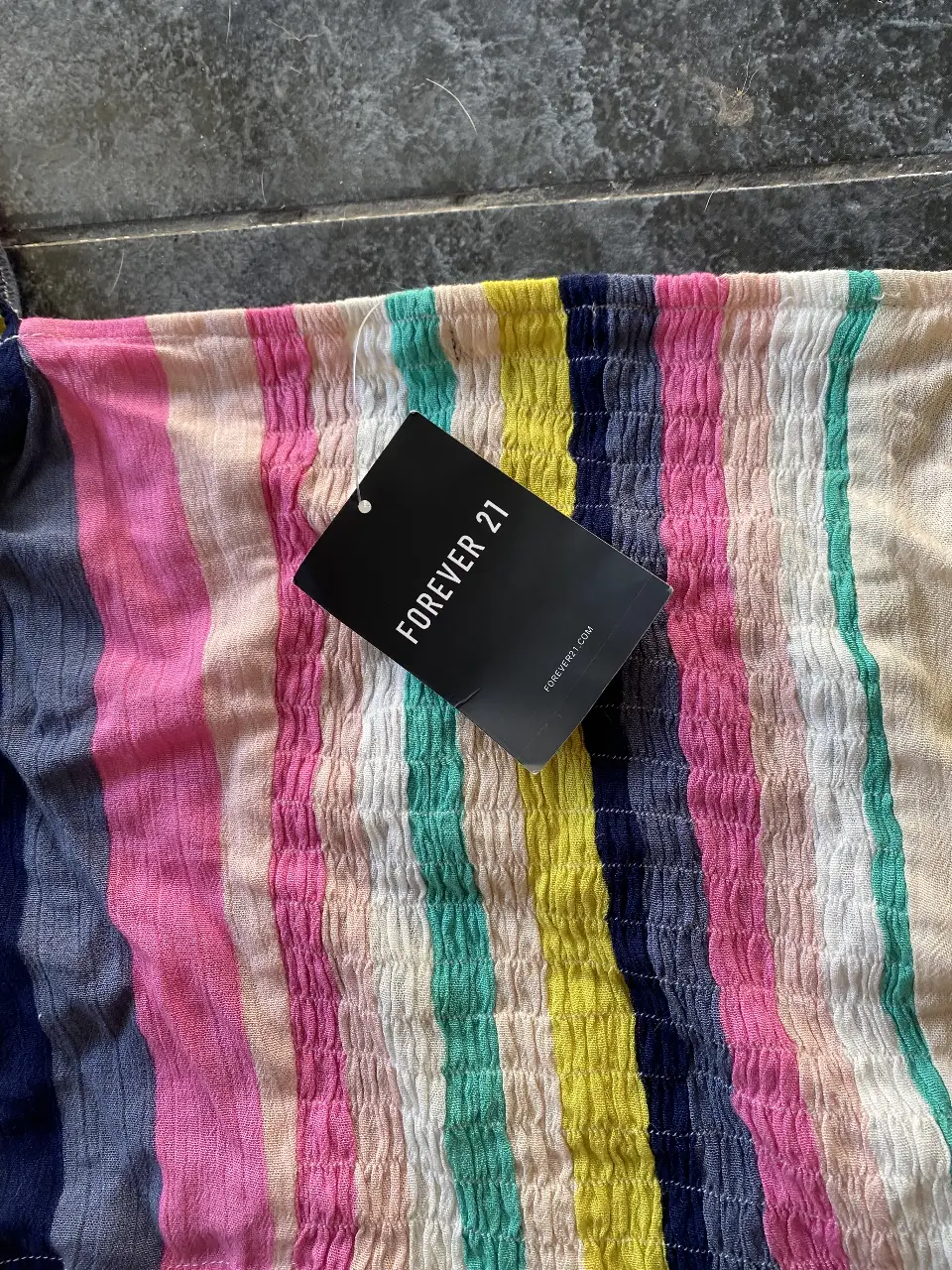 Top de mujer Forever 21 a rayas multicolores, ideal para el verano. Confeccionado con un tejido ligero y fresco, este top es perfecto para un look casual y cómodo.