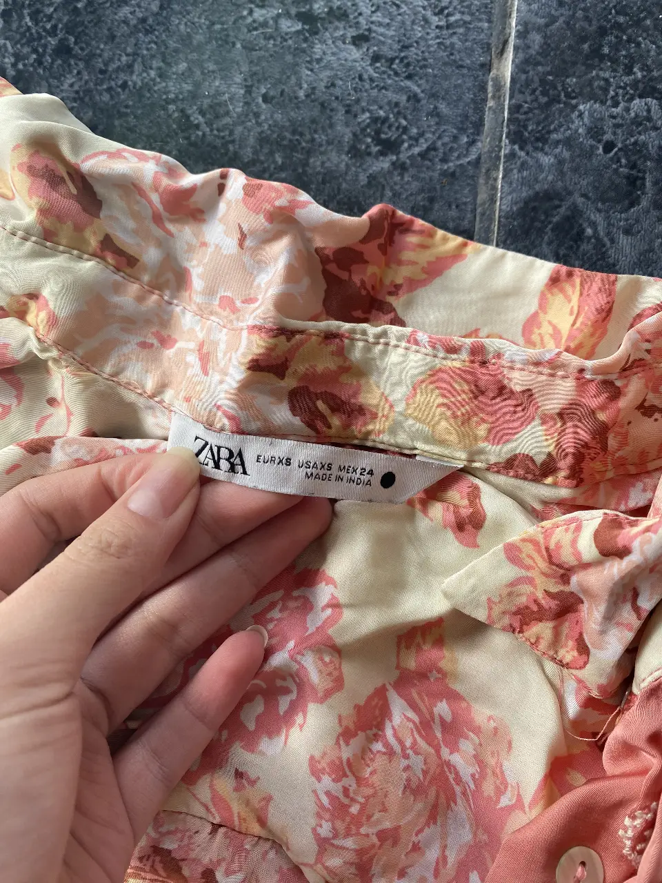 Camisa estampada de Zara, con estampado floral en tonos rosados y crema. Talle XS, ideal para un look casual y fresco.