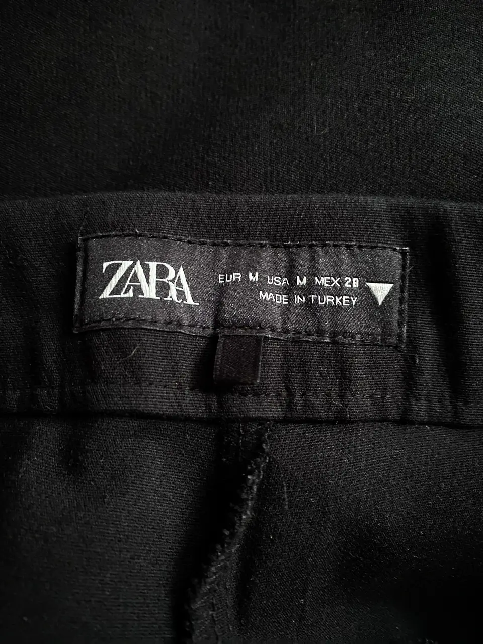 Pantalón sastrero negro de Zara, talle M. Corte recto, ideal para un look elegante y versátil. Perfecto para el trabajo o una salida.