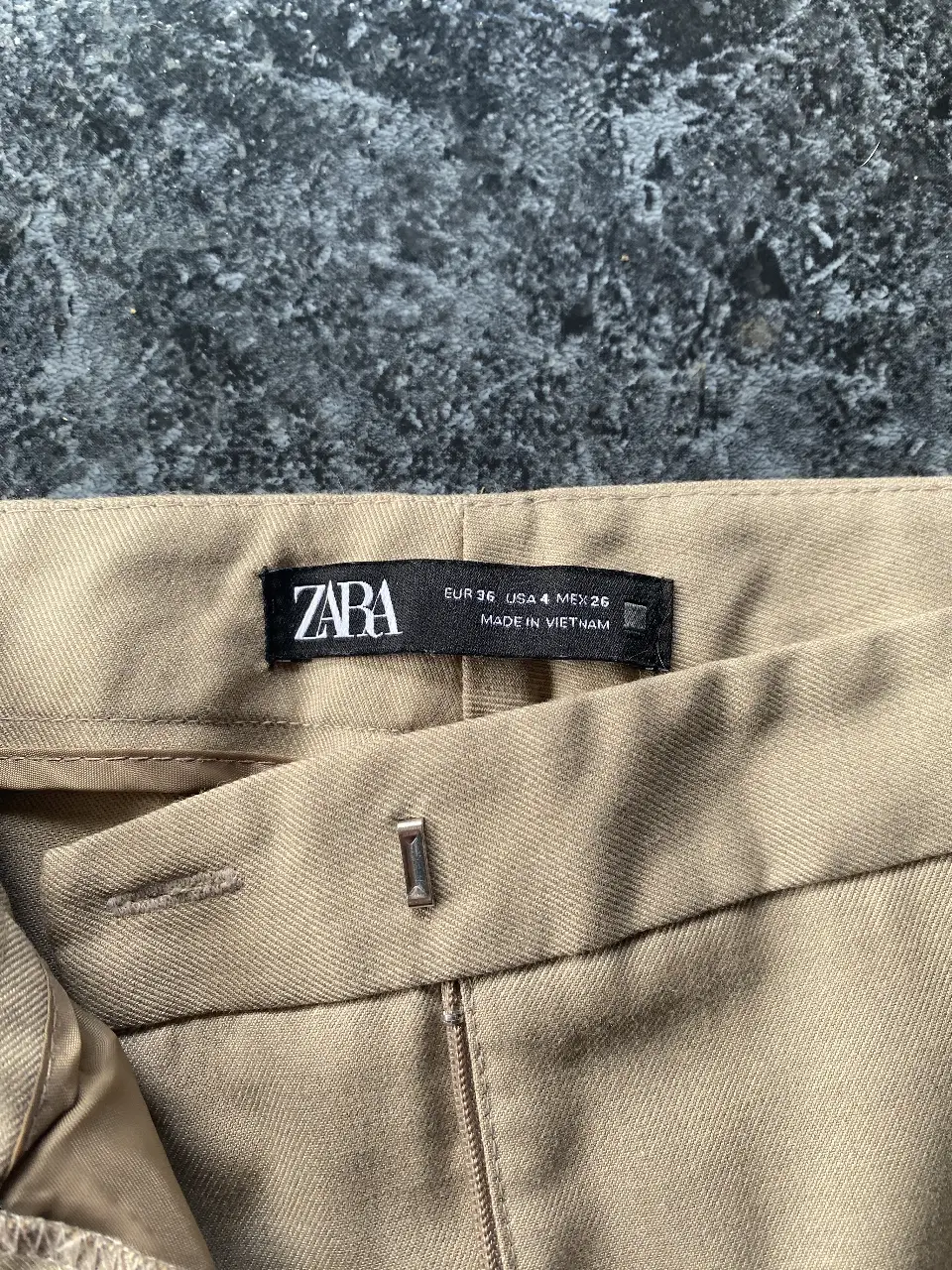 Pantalón sastrero color khaki de Zara, talle 36 EUR, 4 USA, 26 MEX. Ideal para un look elegante y versátil.
