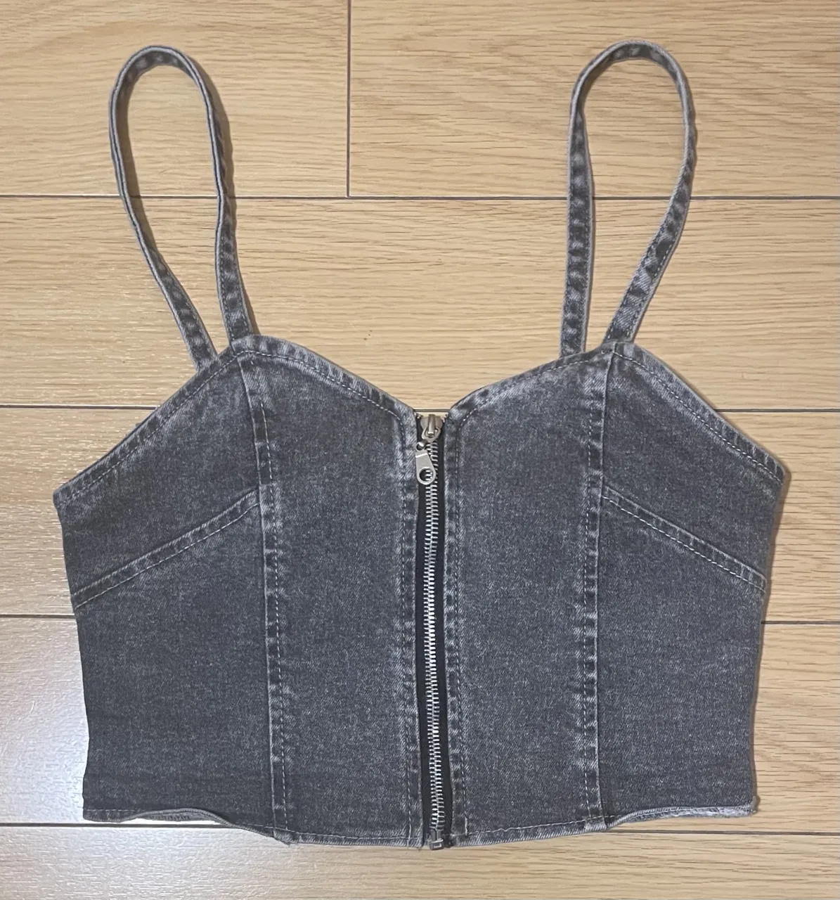 Top de jean marca Kpricho’s, color gris, con cierre al frente y detalle fruncido en la espalda, el cual logra que la prenda se adapte al cuerpo. Ideal para un look canchero y novedoso.