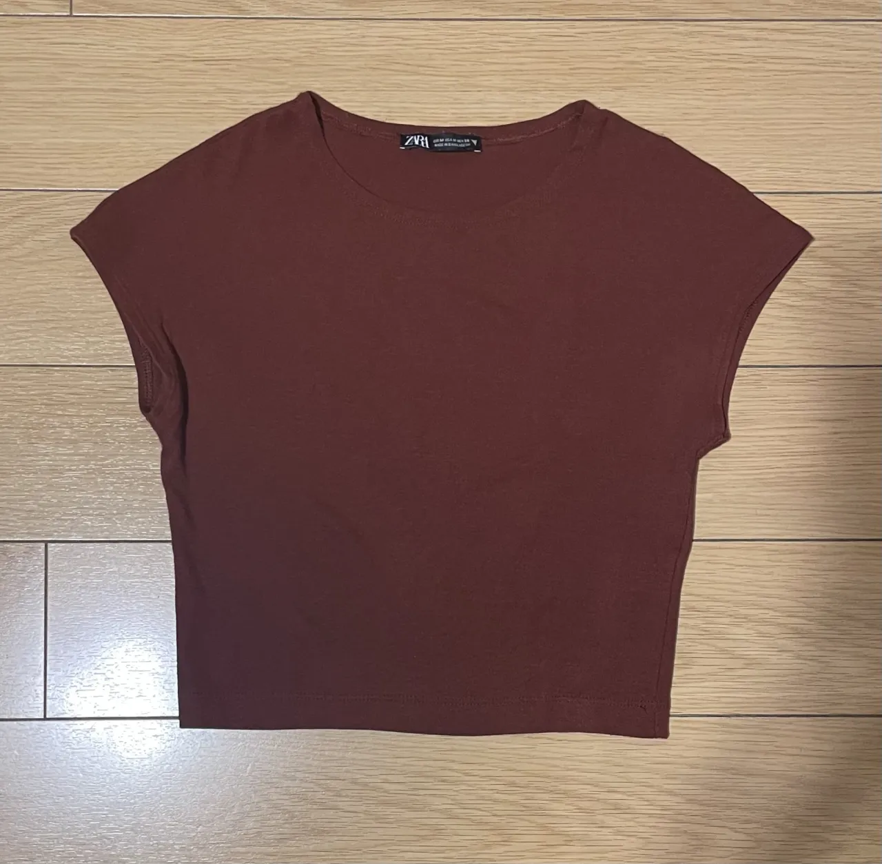 Remera corta de Zara, talle M, color bordo amarronado. Es de corte al cuerpo, muy fresca y tiene mangas cortas. Ideal para un look fresco, clásico y cómodo por su tela ligera.