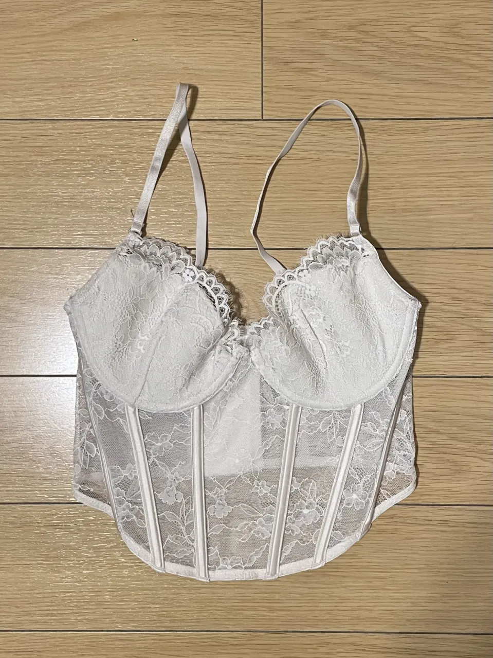 Corset estilo bustier de H&M, talle 75C (equivale aprox. a un S/M), de encaje color crudo, con ballenas para un ajuste estructurado y tiras regulables. Ideal para un look sensual y elegante, dandole forma al busto gracias a su leve relleno acolchado. También disponible en color negro.