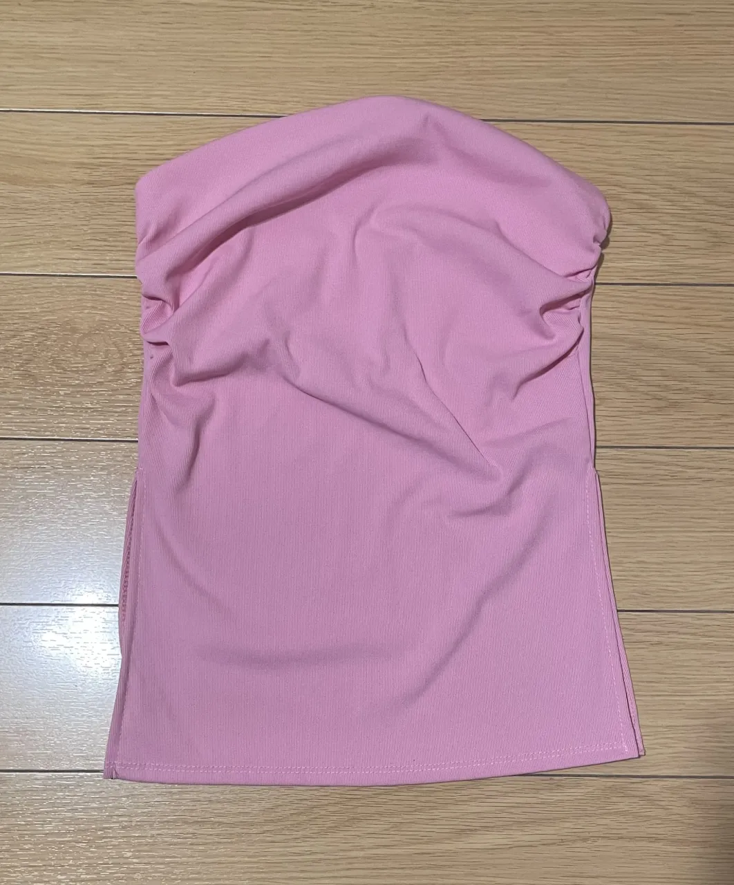 Top strapless rosa talle único, con fruncido lateral, aberturas a los cortados y caída cuadrada. Cuenta con doble tela en la parte del busto para más comodidad. Ideal para un look fresco y con un pop de color.