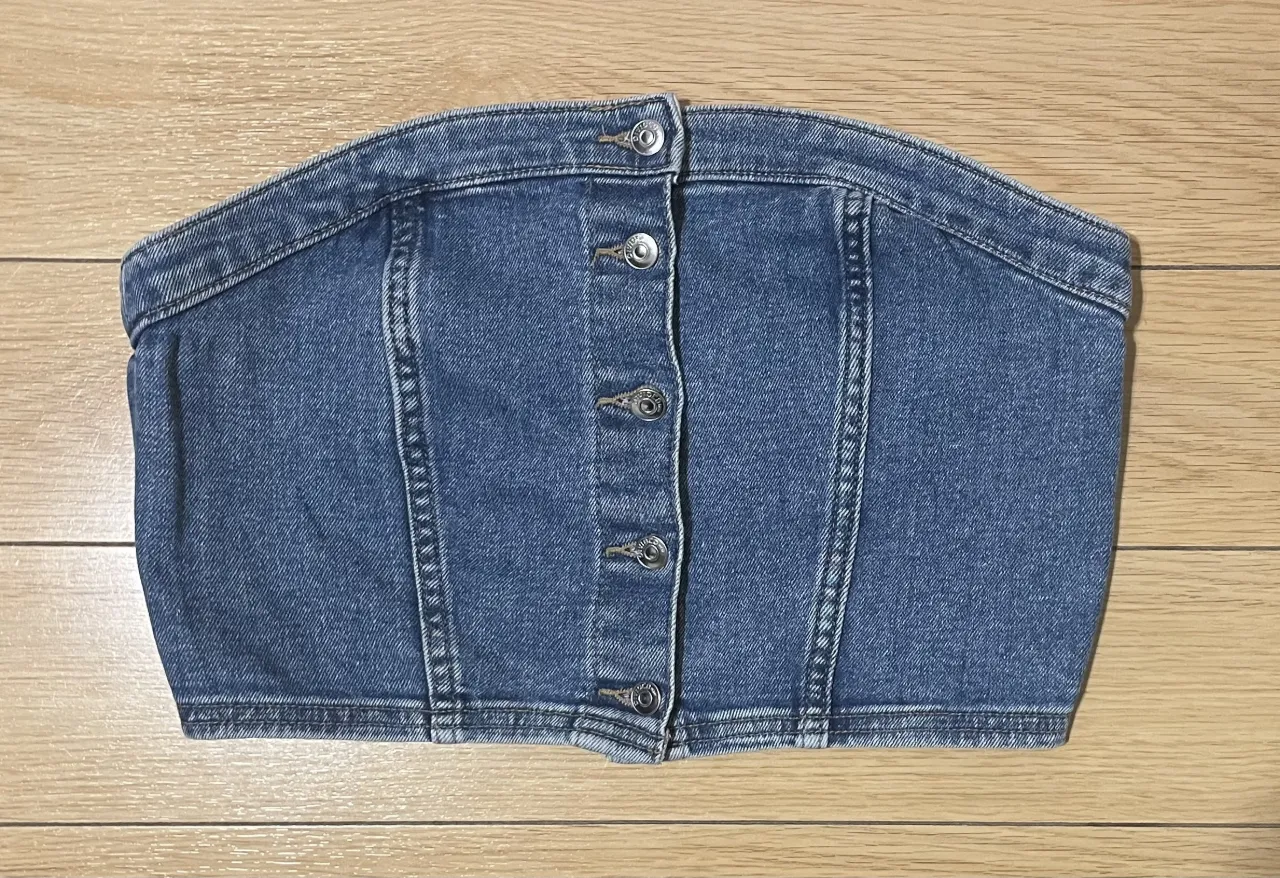 Top de jean de H&M, talle S. Ideal para armar looks modernos y con onda. Tiene botones al frente en color plateado, la espalda semidescubierta y un diseño que se adapta al cuerpo.