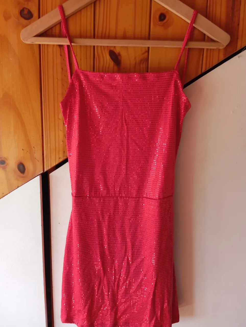 Vestido corto súper brilloso, ideal para fiestas o salidas nocturnas. Tiene breteles finos y espalda descubierta, lo que le da un toque sensual y moderno. Su diseño con lentejuelas lo hace destacar en cualquier evento.