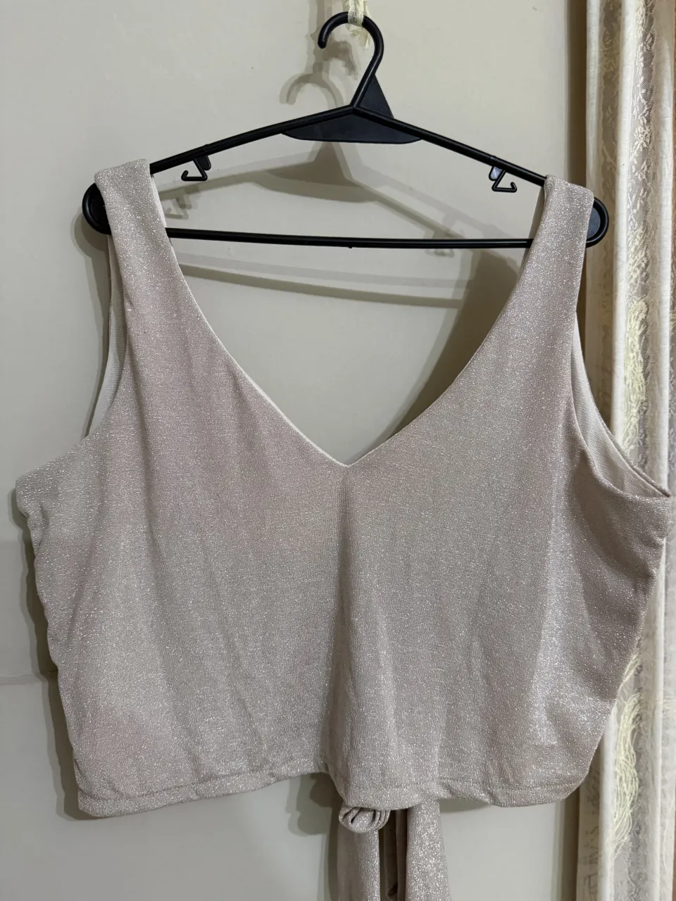 Top corto con escote en V y lazo en la parte trasera regulable