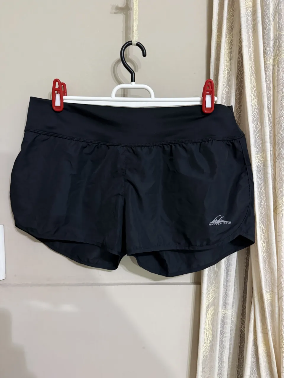 Shorts deportivos negros con logo pequeño en el lateral derecho. Cintura elastizada.
