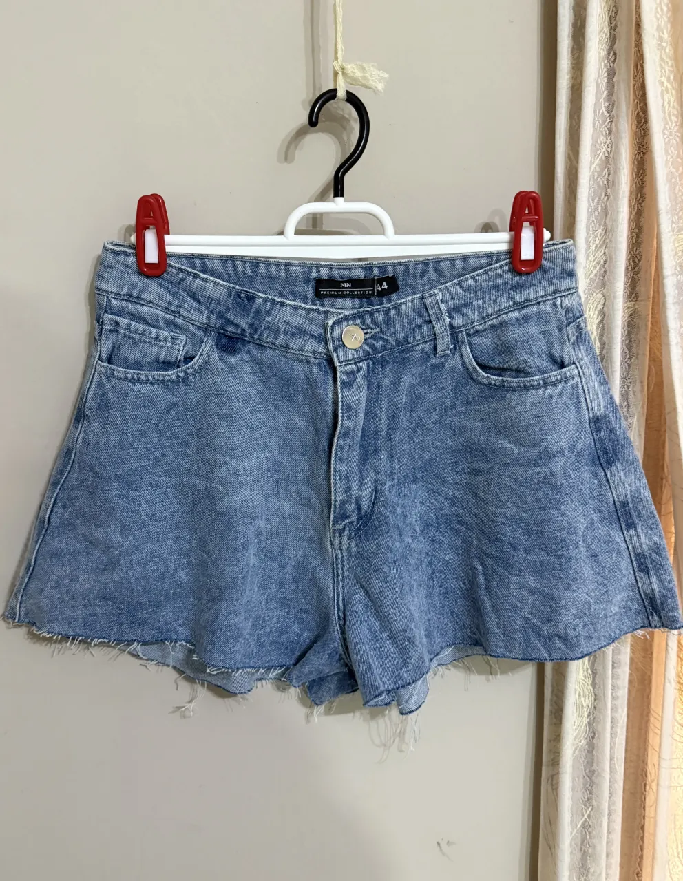 Shorts de jean tiro alto. Lavado celeste con efecto desgastado.