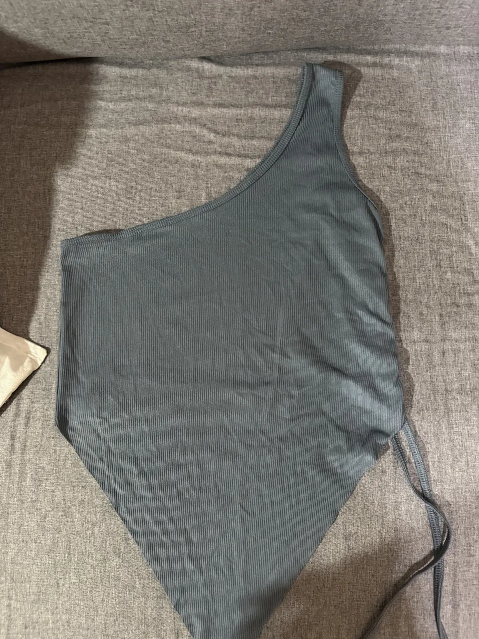 Musculosa asimétrica de color gris con frunce regulabme