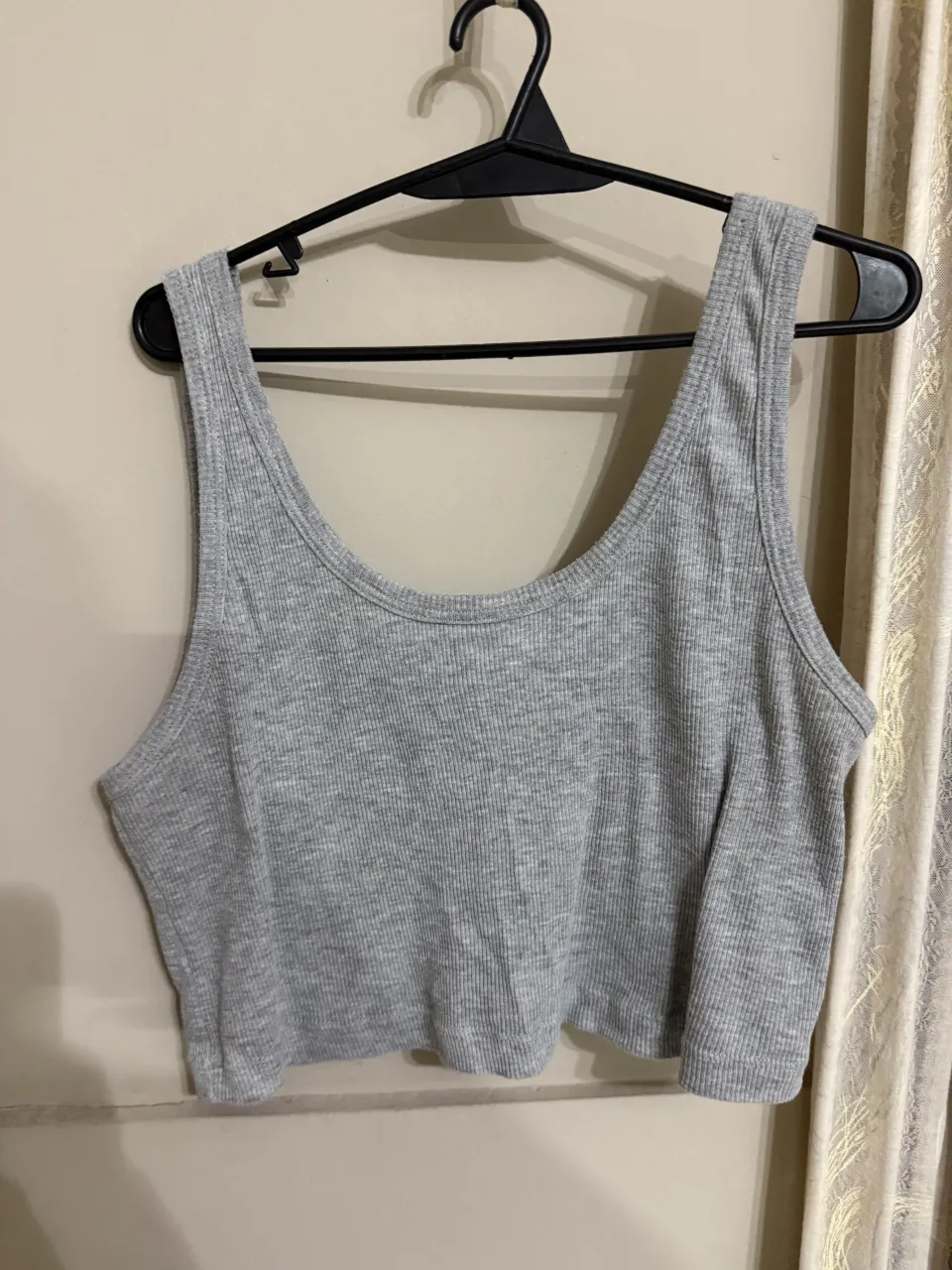 Musculosa gris de morley con escote redondo.