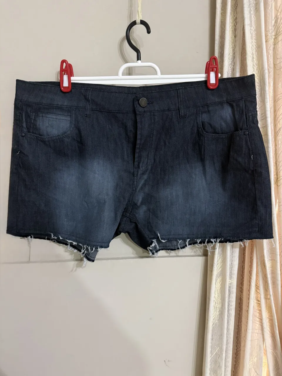 Shorts de jean con roturas en los bordes inferiores. Cierre con botón y bolsillos delanteros y traseros. 36/46