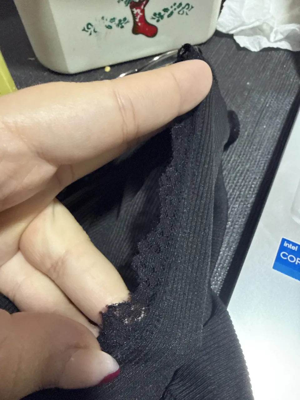 Musculosa negra con cuello alto y detalles de encaje en los hombros.