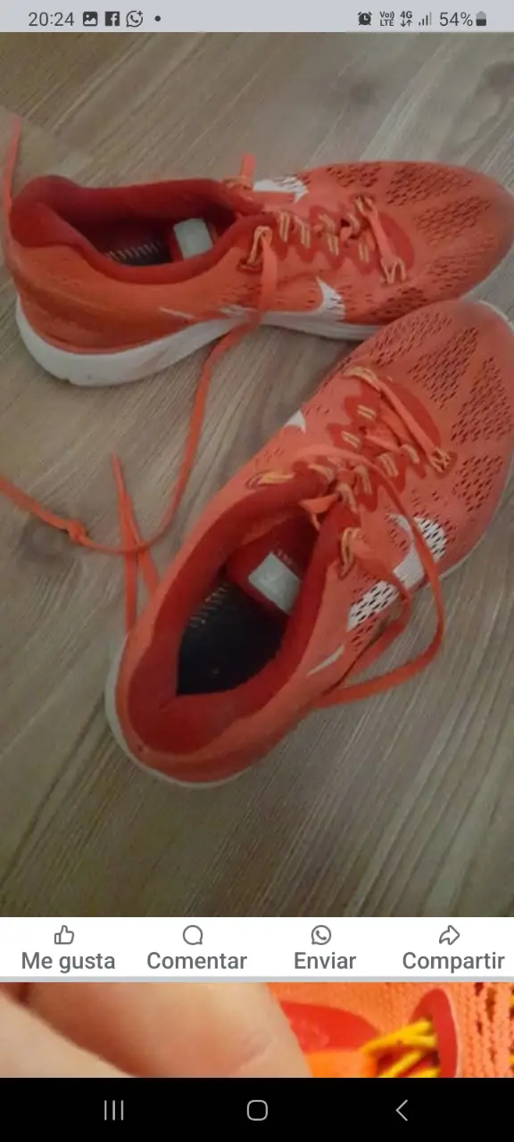 Zapatillas deportivas naranjas, ideales para running. Diseño moderno y cómodo.
