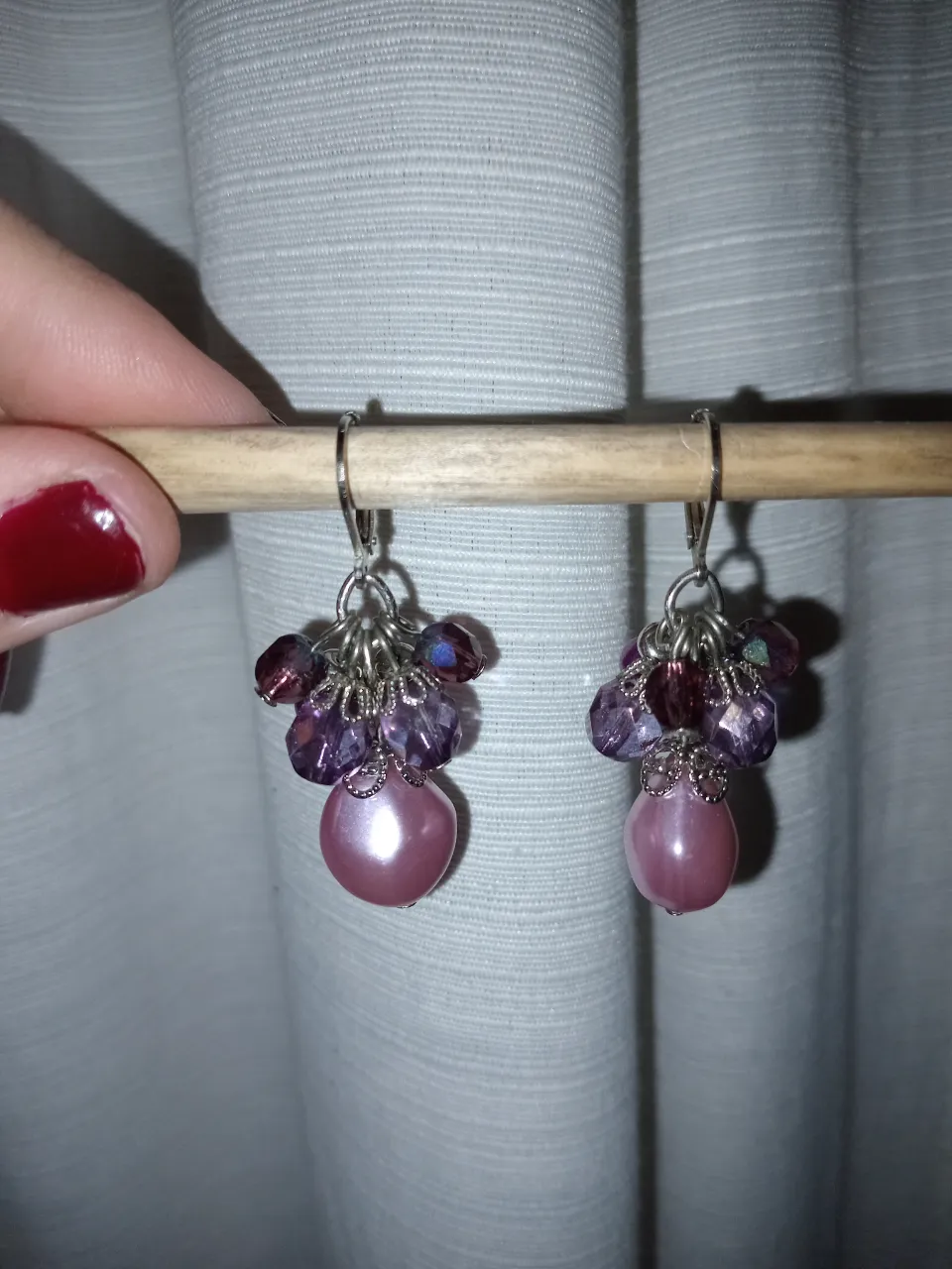 Aros colgantes con perlas y cristales en tonos lilas y rosas. Diseño delicado y femenino, perfectos para añadir un toque de brillo a cualquier look.
