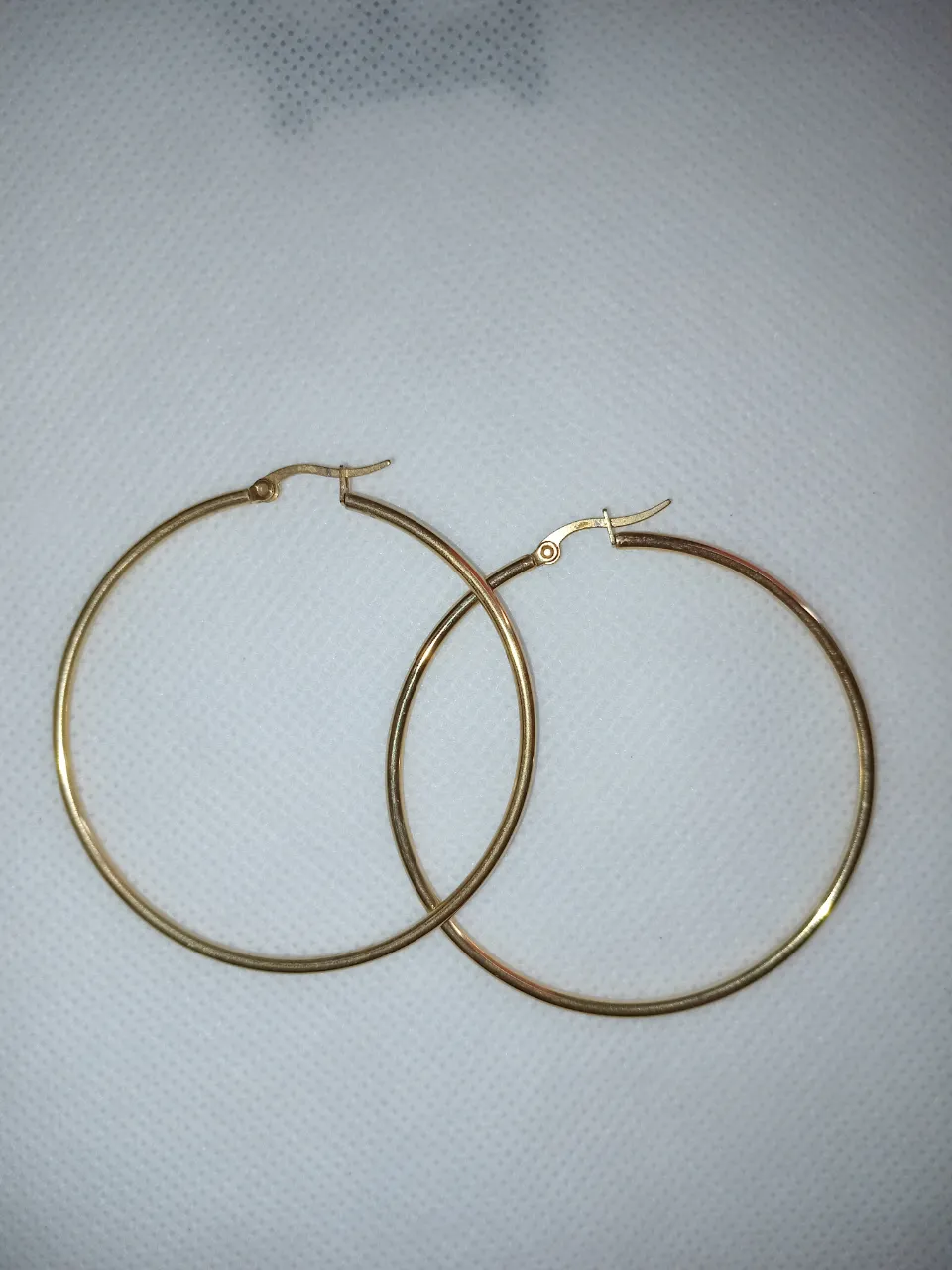 Aros argolla acero dorado, un clásico que nunca falla. Perfectos para darle un toque chic a cualquier look.Miden 4,5cm de diámetro.