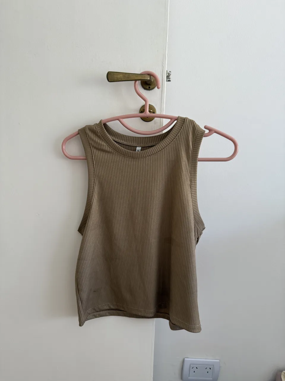 Musculosa de morley acanalado color tiza. Cuello redondo. La tela tiene como brillitos