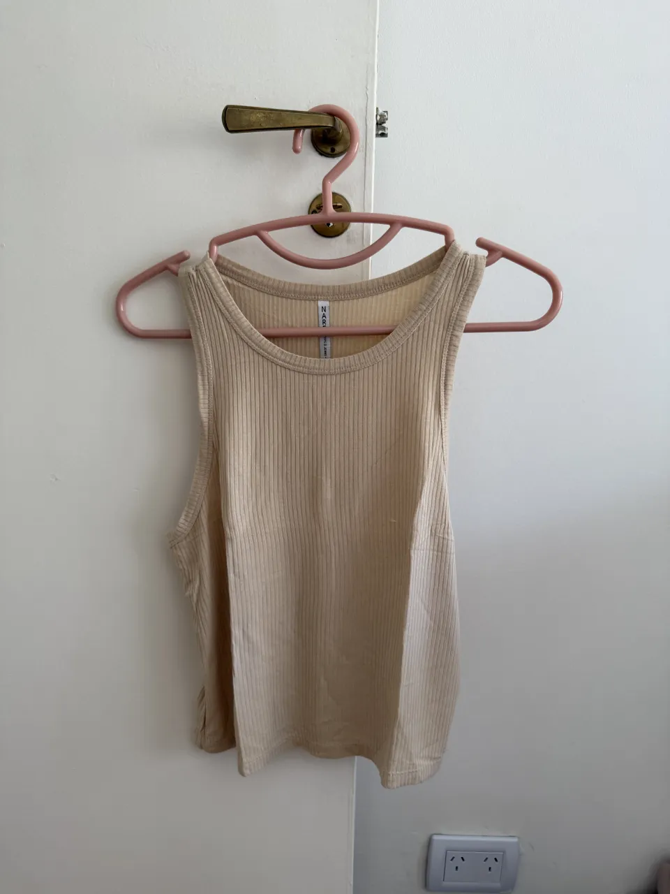 Musculosa de tejido acanalado color tiza. Escote redondo.