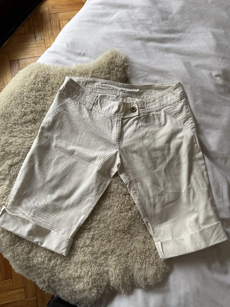 Short de mujer color blanco, tiro alto, con dobladillo en la basta. Marca Cuesta Blanca.