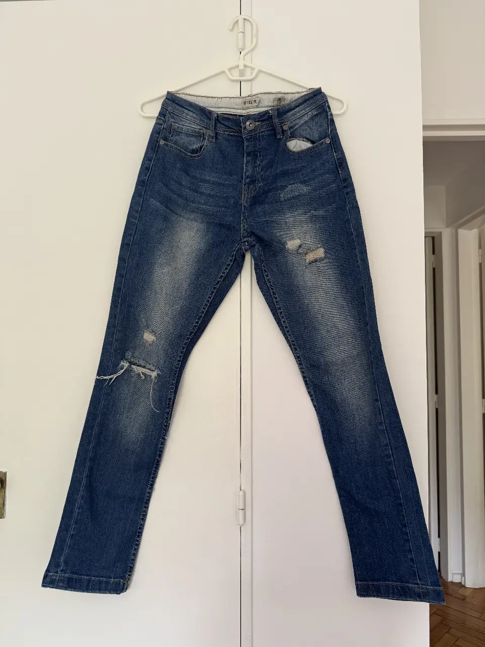 Jeans de niño, modelo skinny, con roturas en las rodillas. Talle para 14 años de la marca Federation. Ideal para un look casual y moderno. medidas aproximadas: entrepierna 71cm, muslo 20cm, ancho de bota 16cm, cintura 34 cm y caderas 42cm