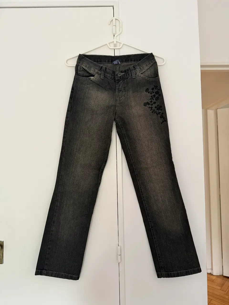 Jeans rectos de ñiña, color gris oscuro con detalles florales bordados en negro. Talle 10, de la marca Cheeky. 100% algodón. Medidas aproximadas 
