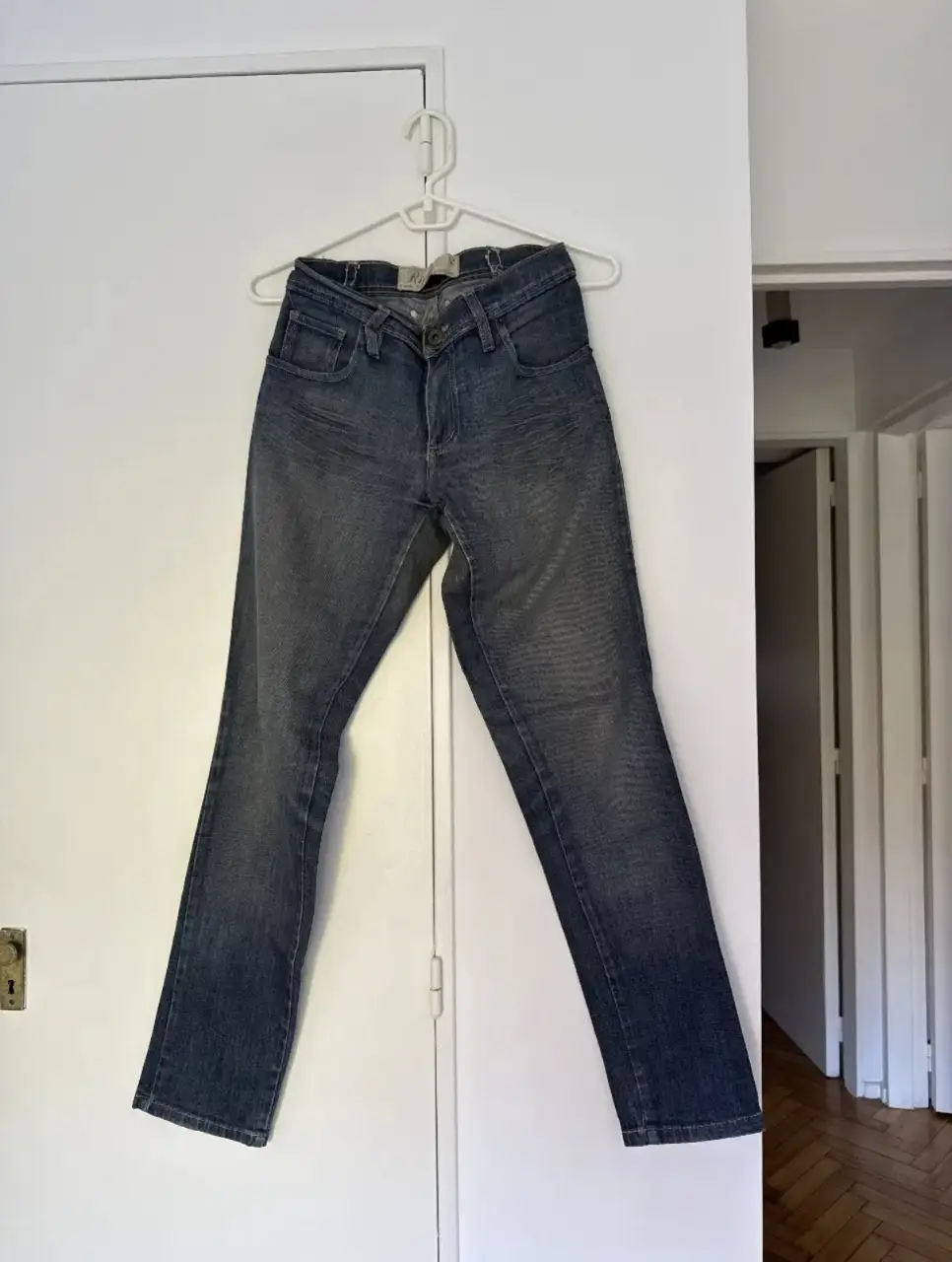 Jeans rectos de mujer, color azul gastado. Talle 28. Ideal para un look casual y versátil. Medidas aproximadas: cintura 34cm, cadera 43cm, entrepierna 75cm, muslo 21cm y ancho de bota 15cm