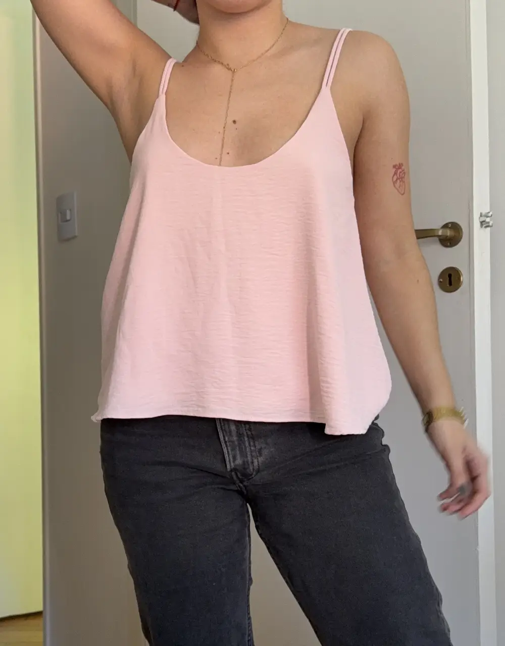 Top de mujer, musculosa de color rosa, con breteles finos y escote en forma de U. Ideal para un look casual y fresco.