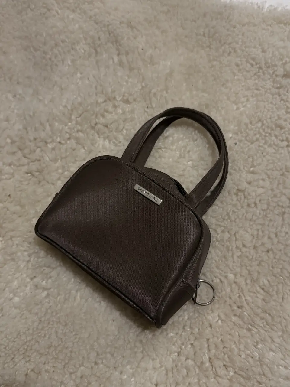 Mini cartera Lady Story marrón, ideal para llevar lo esencial. Diseño compacto y elegante, perfecta para cualquier ocasión.
