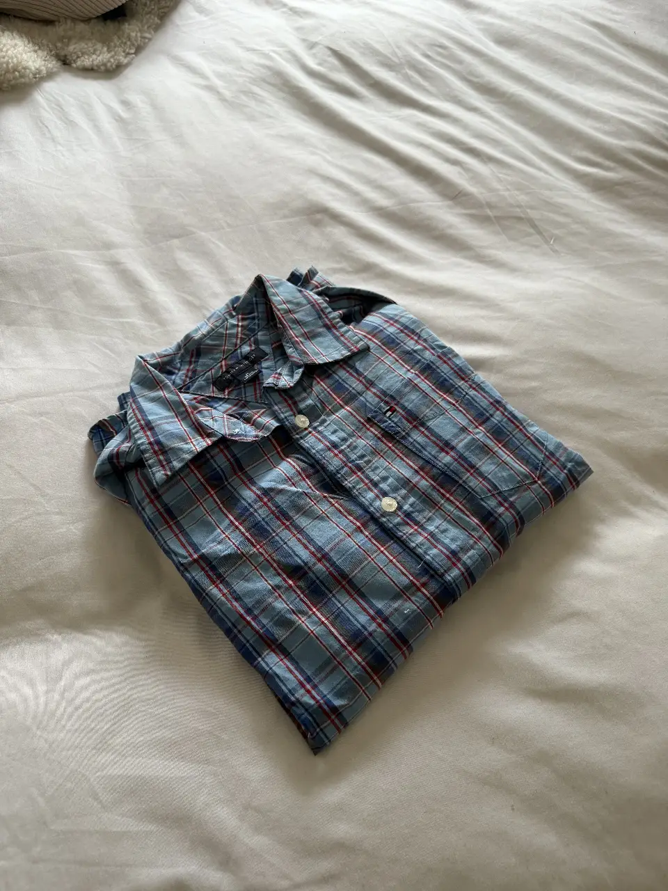 Camisa a cuadros Tommy Hilfiger para niño, manga larga, ideal para un look casual y cómodo. ES TALLE M PARA NIÑOS DE 8 a 10 AÑOS