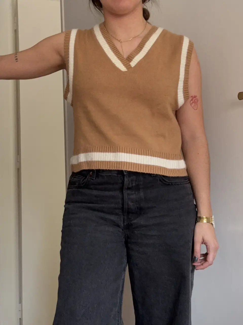 Chaleco tejido de mujer, color marrón con detalles en blanco. Estilo preppy y colegial, ideal para un look casual y cómodo.